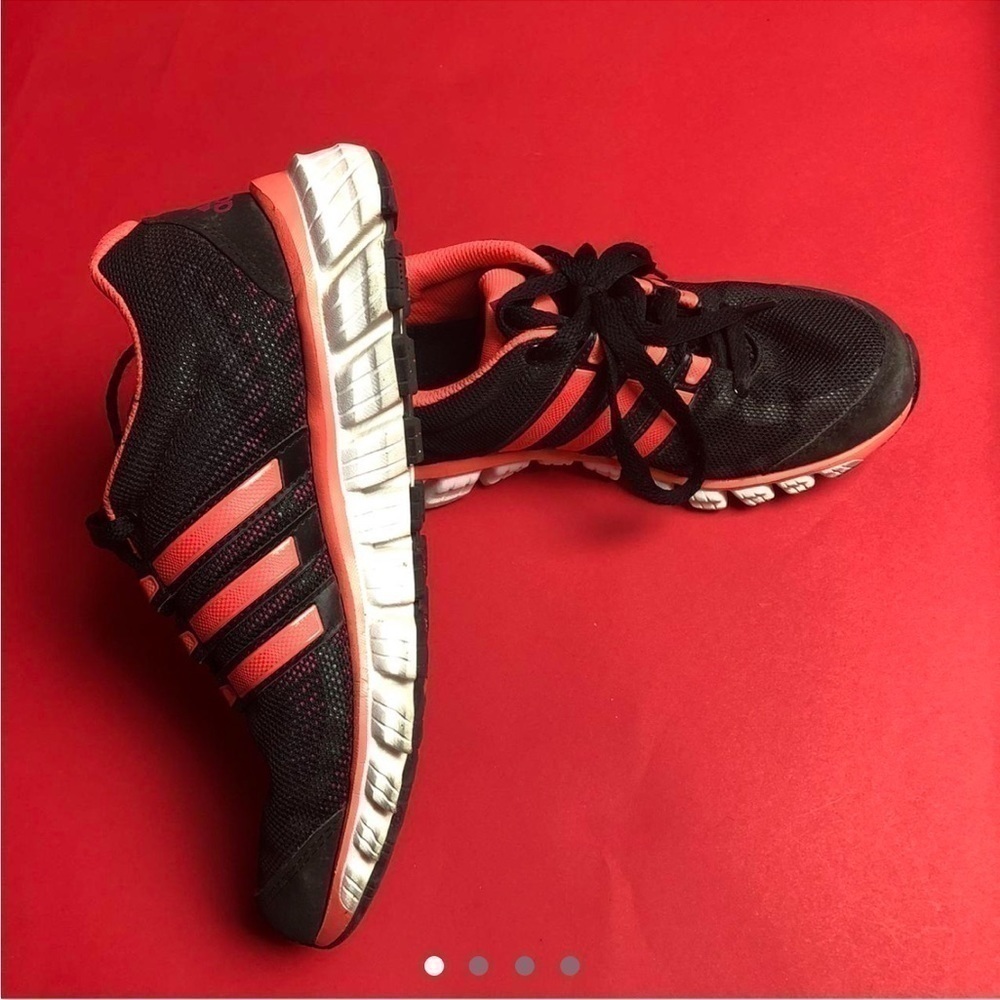 Black and pink adidas running shoes 💓🖤
